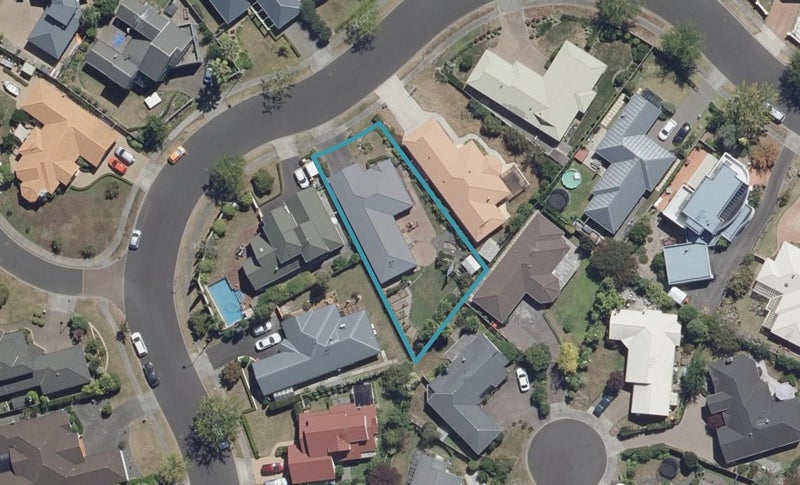 16 Montrose Crescent, Huntington, Hamilton - Carousel 1