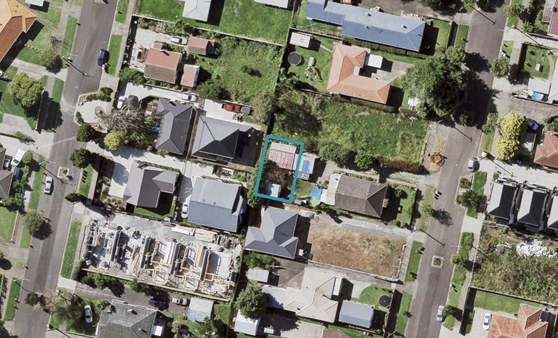 9D Holland Avenue, Point England, Auckland - Carousel 1