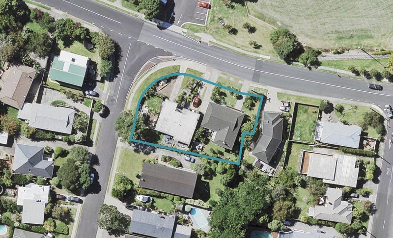 2/2 Mayfair Crescent, Mairangi Bay, Auckland - Carousel 1