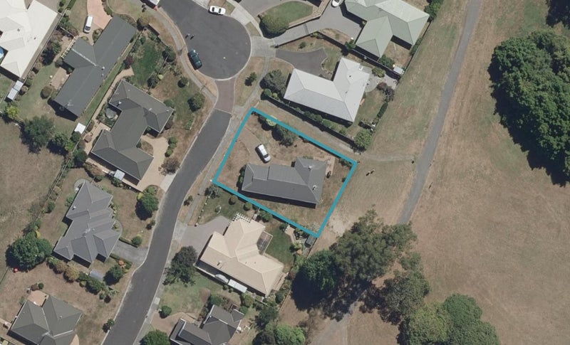 19 Reynolds Drive, Glenview, Hamilton - Carousel 1