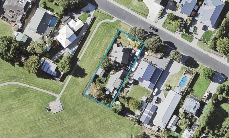 18 Pohutukawa Road, Beachlands, Auckland - Carousel 1