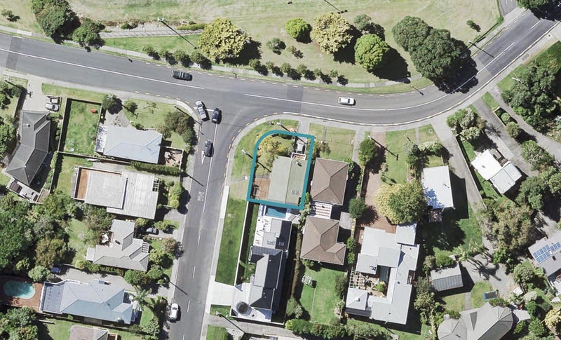 1/2 Matipo Road, Mairangi Bay, Auckland - Carousel 1