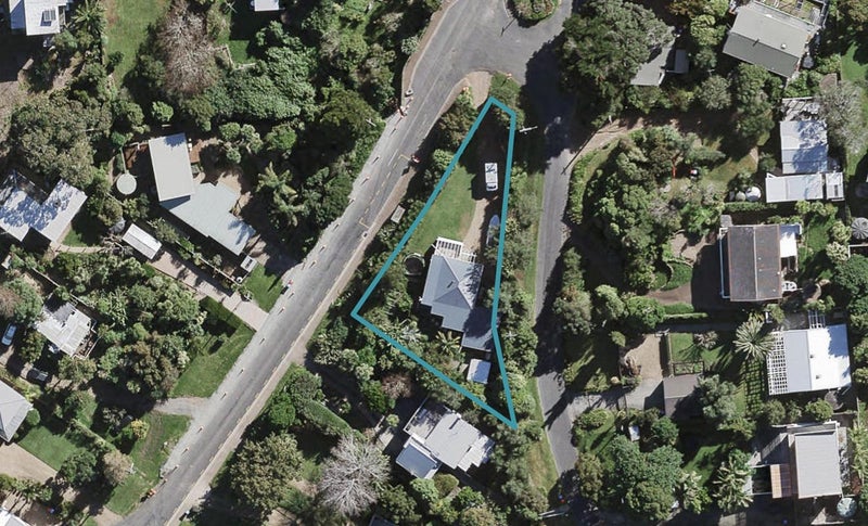 2 Moa Avenue, Oneroa, Waiheke Island - Carousel 1