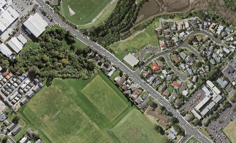 1/21 Akoranga Drive, Northcote, Auckland - Carousel 1