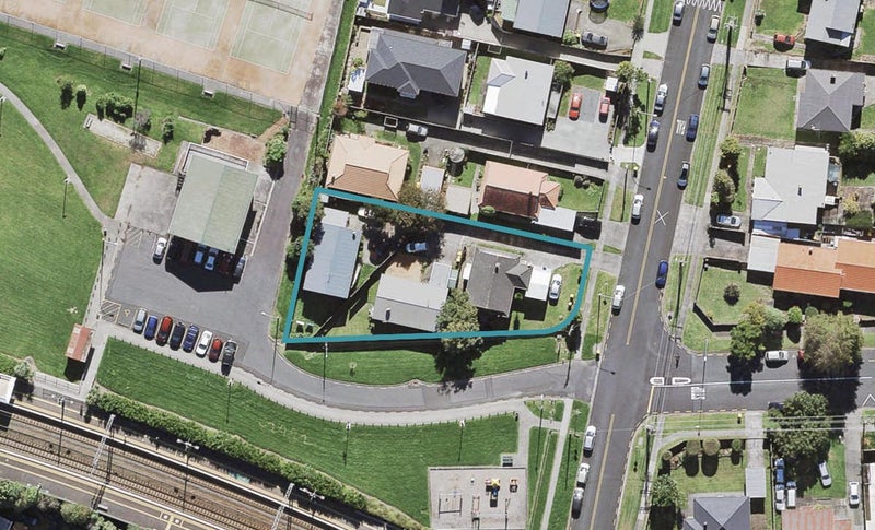 2/11 Fruitvale Road, New Lynn, Auckland - Carousel 1