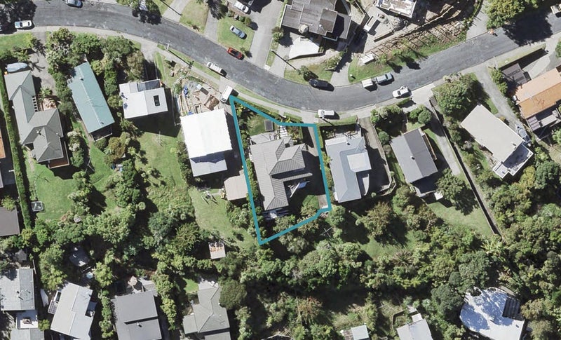 16 Peter Terrace, Castor Bay, Auckland - Carousel 1