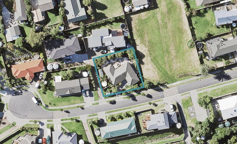 9 Toomer Place, Beachlands, Auckland - Carousel 1