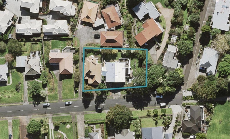 2/12 Budock Road, Hillsborough, Auckland - Carousel 1