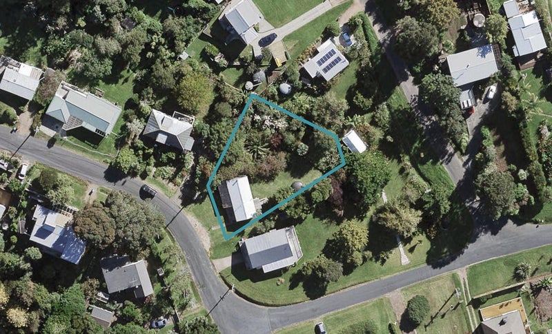 38 Tahatai Road, Oneroa, Waiheke Island - Carousel 1