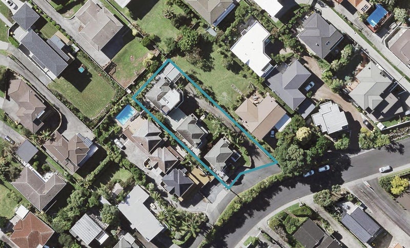 2/21 Commodore Parry Road, Castor Bay, Auckland - Carousel 1