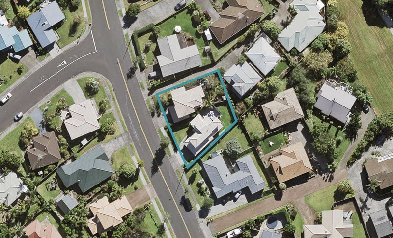 2/65 Unsworth Drive, Unsworth Heights, Auckland - Carousel 1