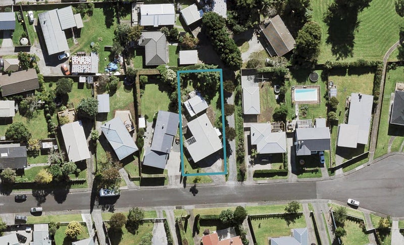 8 Clinton Avenue, Te Atatu Peninsula, Auckland - Carousel 1
