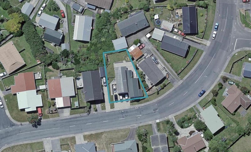 69 Horokiwi Road West, Newlands, Wellington - Carousel 1
