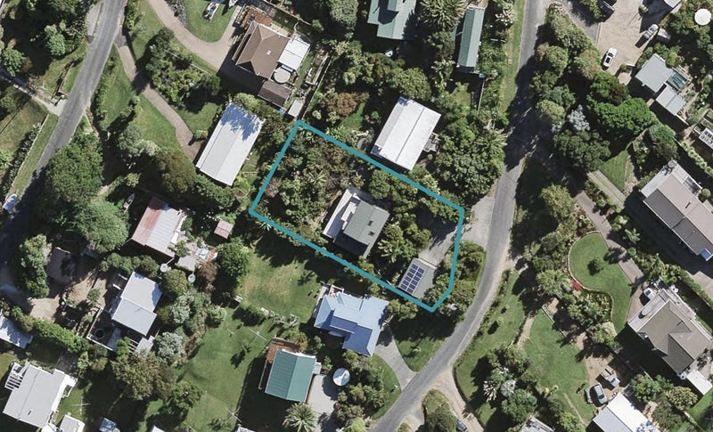 9 Huia Street, Oneroa, Waiheke Island - Carousel 1