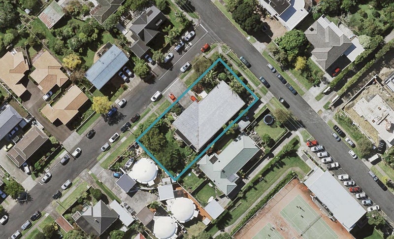 42 Lake Pupuke Drive, Takapuna, Auckland - Carousel 1