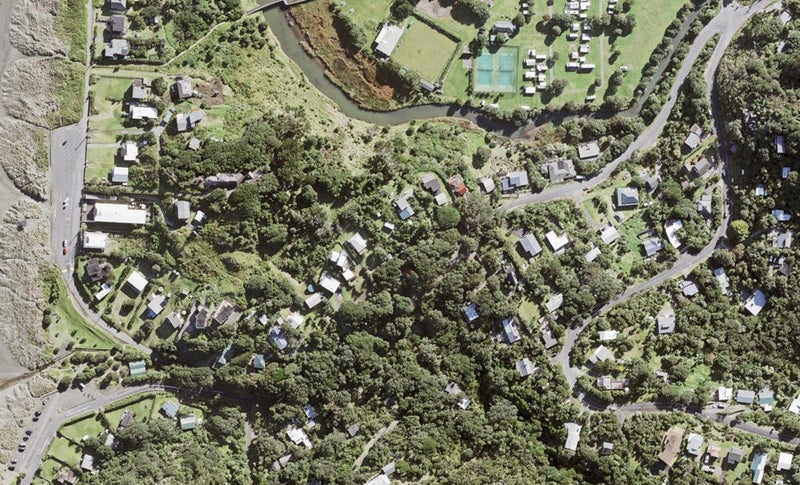 15 Beach Valley Road, Piha, New Lynn - Carousel 1