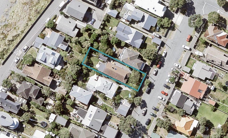 22 Tuatoru Street, Eastbourne, Lower Hutt - Carousel 1