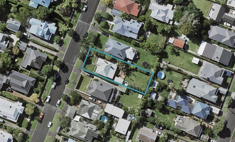 16 Summer Street, Stanley Point, Auckland - Carousel 1