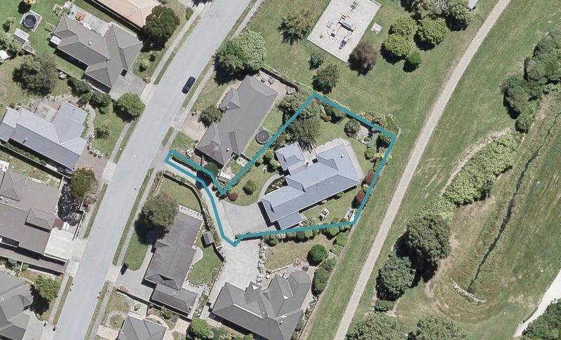 13 Mary Huse Grove, Manor Park, Lower Hutt - Carousel 1
