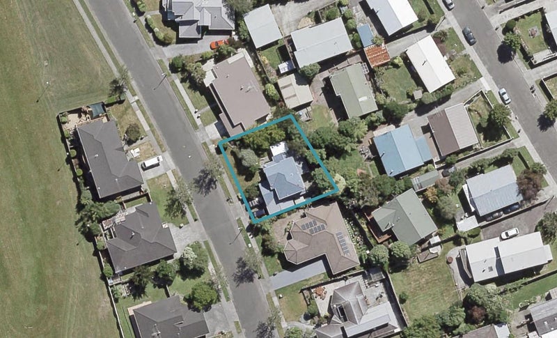 12 Clearwater Terrace, Brown Owl, Upper Hutt - Carousel 1