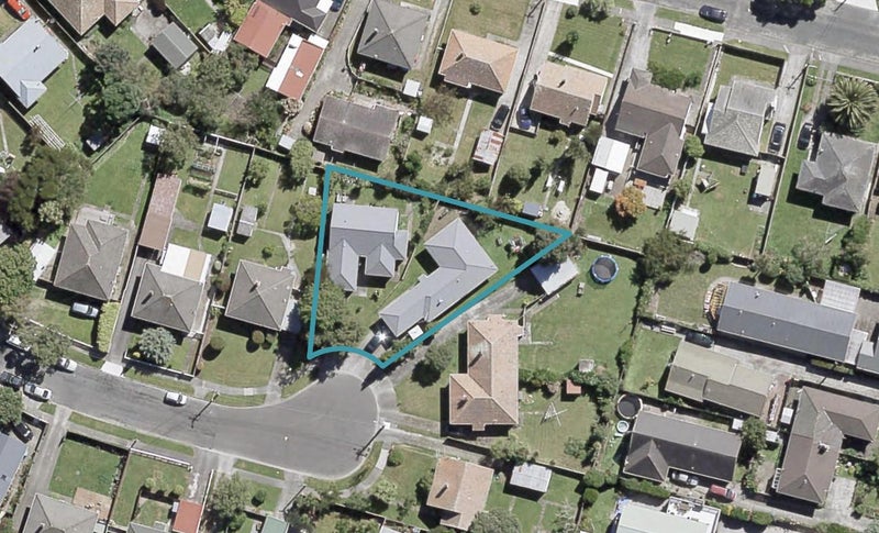 2/4 Brown Grove, Fairfield, Lower Hutt - Carousel 1
