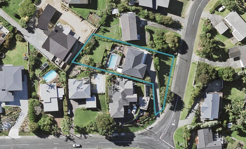 4 Montgomery Crescent, Cockle Bay, Auckland - Carousel 1