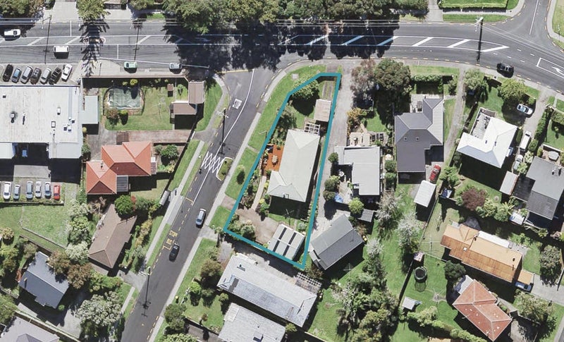 2 Stottholm Road, Titirangi, Auckland - Carousel 1