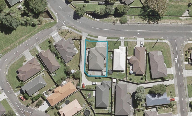 8 Pinehill Crescent, Trentham, Upper Hutt - Carousel 1