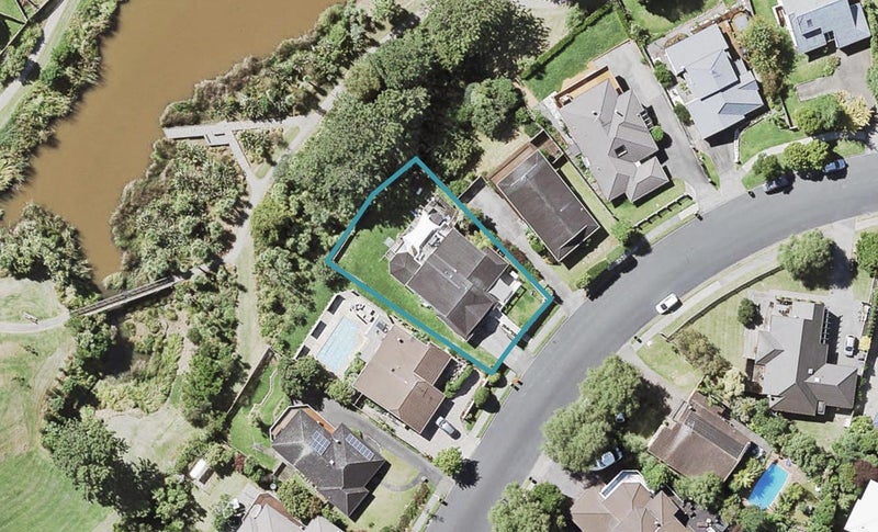 11 Bayside Drive, Browns Bay, Auckland - Carousel 1