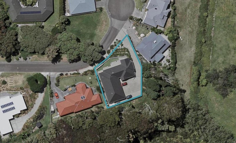 12 Fairway Oaks Drive, Waikanae Beach, Waikanae - Carousel 1