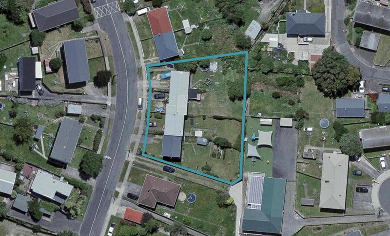 32 Bell Street, Tawa, Wellington - Carousel 1