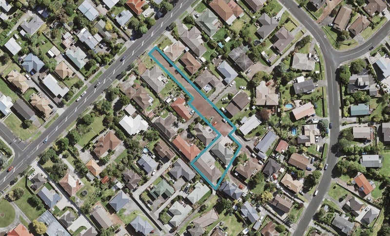 2/7 Spring Grove, Henderson, Auckland - Carousel 1