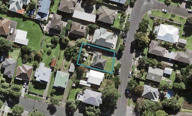 74 Aroha Avenue, Sandringham, Auckland - Carousel 1