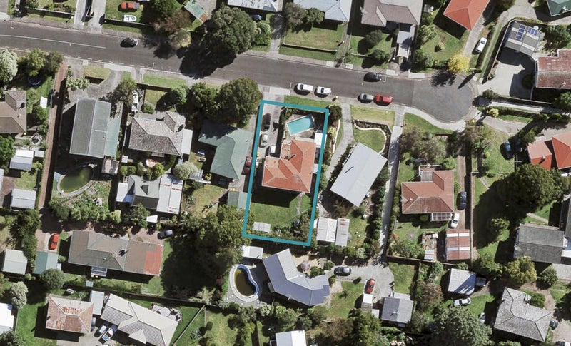 42 Te Kanawa Crescent, Henderson, Auckland - Carousel 1