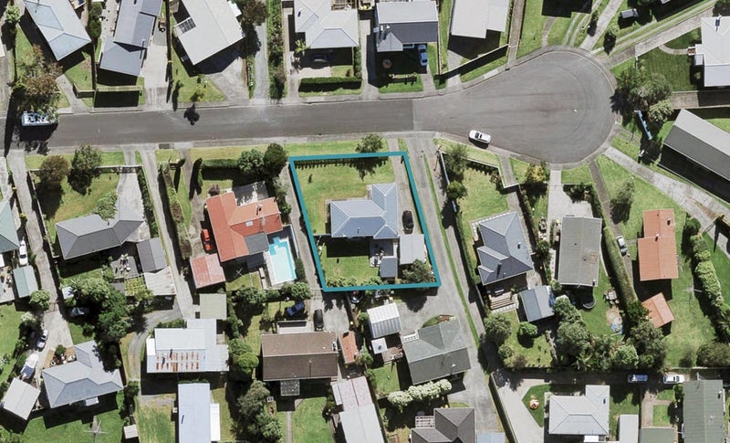 15 Clinton Avenue, Te Atatu Peninsula, Auckland - Carousel 1