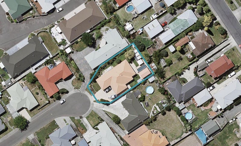 14 Amanda Place, Mayfair, Hastings - Carousel 1