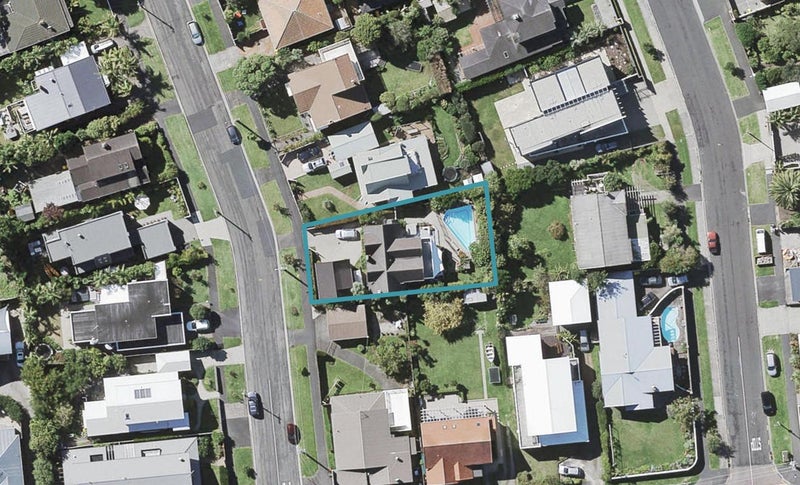 2 Merani Street, Narrow Neck, Auckland - Carousel 1