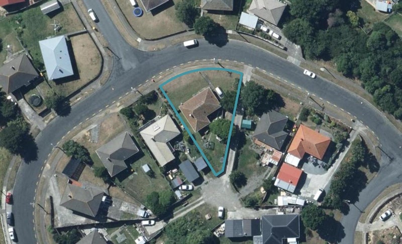 32 Gloucester Street, Cannons Creek, Porirua - Carousel 1
