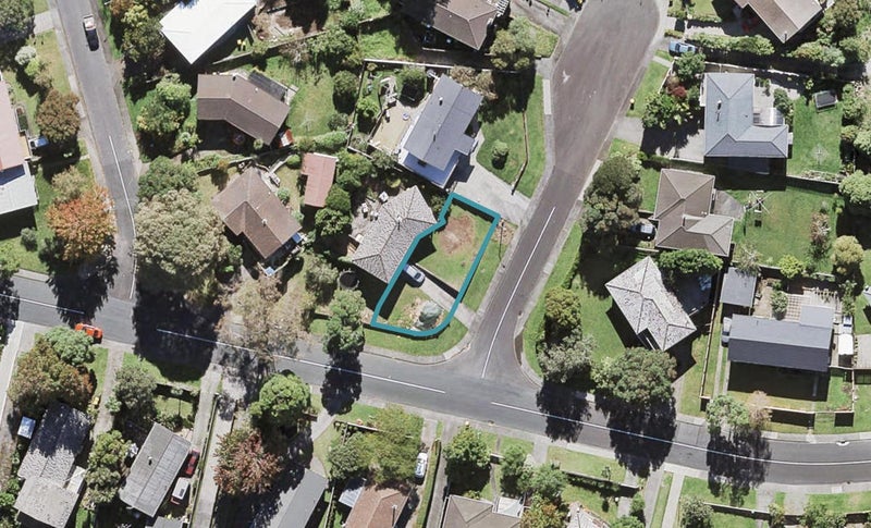 2 Halcombe Place, Green Bay, Auckland - Carousel 1