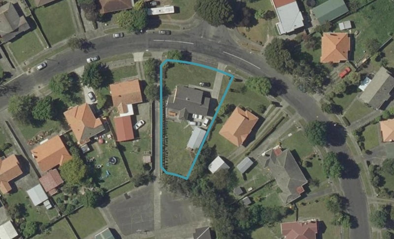 2 Savage Crescent, West End, Palmerston North - Carousel 1
