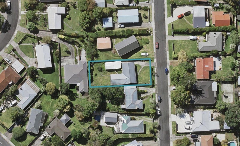 8 Wylie Avenue, Sunnynook, Auckland - Carousel 1