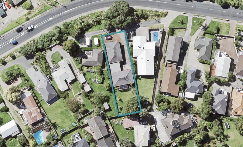 2/576 Beach Road, Rothesay Bay, Auckland - Carousel 1