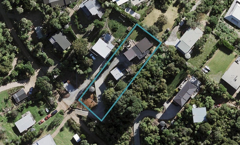8 Empire Avenue, Oneroa, Waiheke Island - Carousel 1