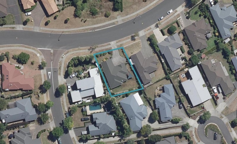 35 Saint James Drive, Huntington, Hamilton - Carousel 1