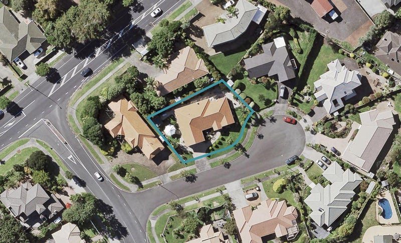6 Delray Place, Shamrock Park, Auckland - Carousel 1