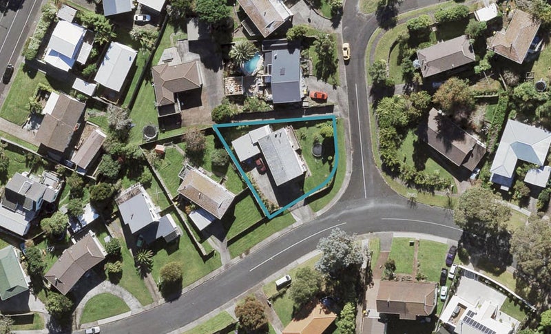 10 St Catherine Crescent, West Harbour, Auckland - Carousel 1
