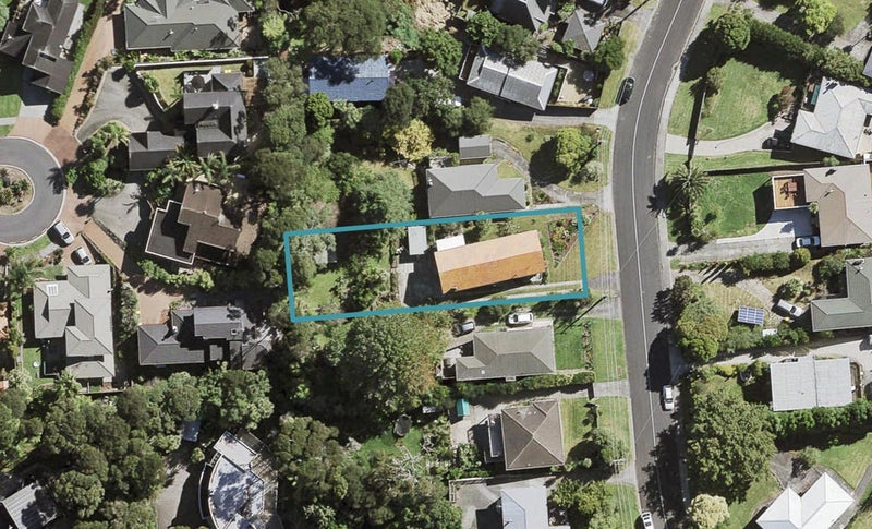 32 Highland Avenue, Titirangi, Auckland - Carousel 1