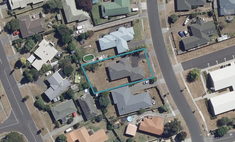 9 Admiral Crescent, Flagstaff, Hamilton - Carousel 1