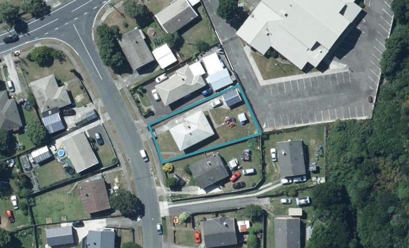 5 Surprise Place, Cannons Creek, Porirua - Carousel 1