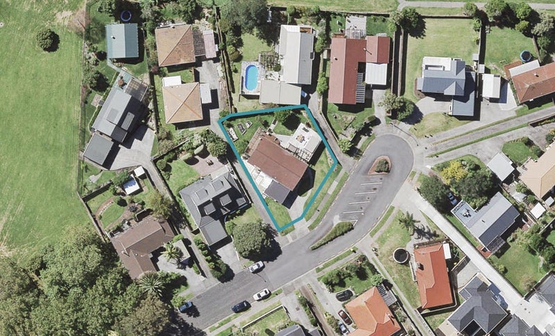 9 Dalwhinnie Parade, Highland Park, Auckland - Carousel 1